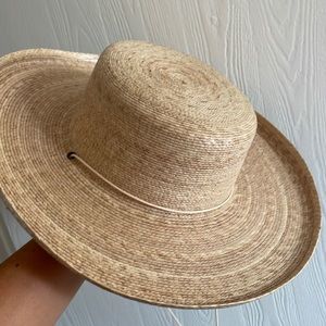 Beautiful Lack of color hat! Island Palma Boater Hat